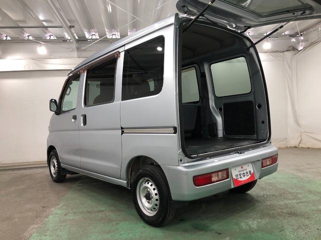 ハイゼットカーゴＤＸ　５ＭＴ／走行１００９１３キロ／車検整備付／タバコ焦穴有保証一年間・距離無制限付　５速マニュアル　スペアキー　キーレスエントリー　ゴムマット　純正ラジオ　スモークガラス（埼玉県）の中古車