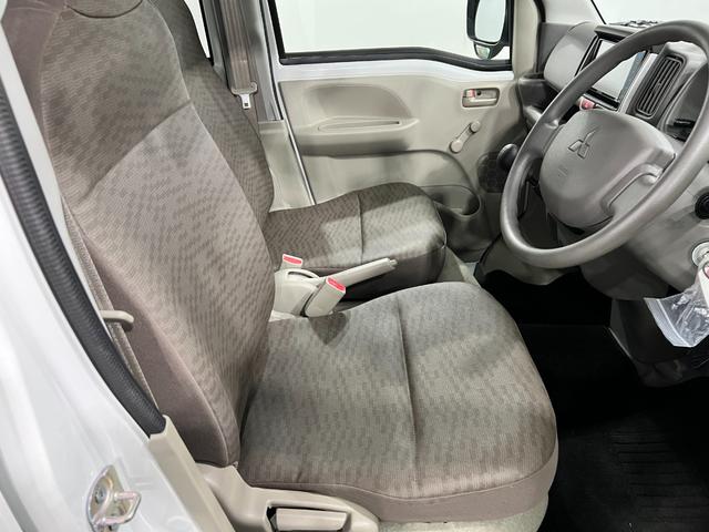 ミニキャブバンＭ　走行３５２８キロ／ＴＶレスナビ／ＥＴＣ／ＭＴ一年保証・走行距離無制限走行３５２８キロ　助手席エアバック　純正カーペットマット　ＴＶレスナビ　ブルートゥース　ＥＴＣ　ドラレコ（埼玉県）の中古車