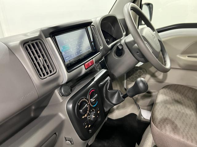 ミニキャブバンＭ　走行３５２８キロ／ＴＶレスナビ／ＥＴＣ／ＭＴ一年保証・走行距離無制限走行３５２８キロ　助手席エアバック　純正カーペットマット　ＴＶレスナビ　ブルートゥース　ＥＴＣ　ドラレコ（埼玉県）の中古車