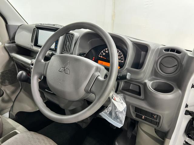 ミニキャブバンＭ　走行３５２８キロ／ＴＶレスナビ／ＥＴＣ／ＭＴ一年保証・走行距離無制限走行３５２８キロ　助手席エアバック　純正カーペットマット　ＴＶレスナビ　ブルートゥース　ＥＴＣ　ドラレコ（埼玉県）の中古車