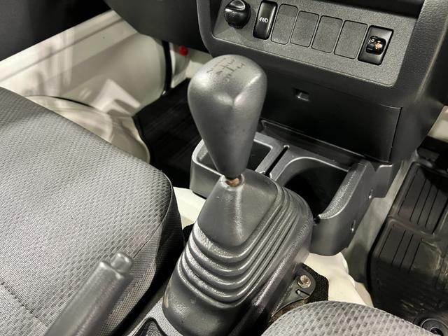ハイゼットトラックスタンダード　４ＷＤ／ＭＴ車／走行４０９７１キロ／ラジオ１年保証距離無制限　走行距離４０９７１キロ　４ＷＤ　マニュアル車　ＦＭＡＭラジオ　純正フロアマット　マニュアルエアコン　取扱説明書（埼玉県）の中古車