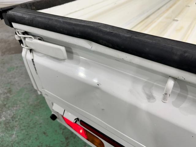 ハイゼットトラックスタンダード　４ＷＤ／ＭＴ車／走行４０９７１キロ／ラジオ１年保証距離無制限　走行距離４０９７１キロ　４ＷＤ　マニュアル車　ＦＭＡＭラジオ　純正フロアマット　マニュアルエアコン　取扱説明書（埼玉県）の中古車