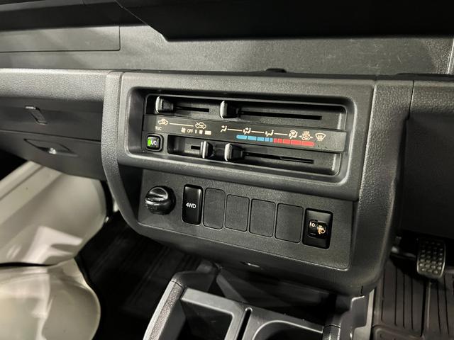 ハイゼットトラックスタンダード　４ＷＤ／ＭＴ車／走行４０９７１キロ／ラジオ１年保証距離無制限　走行距離４０９７１キロ　４ＷＤ　マニュアル車　ＦＭＡＭラジオ　純正フロアマット　マニュアルエアコン　取扱説明書（埼玉県）の中古車