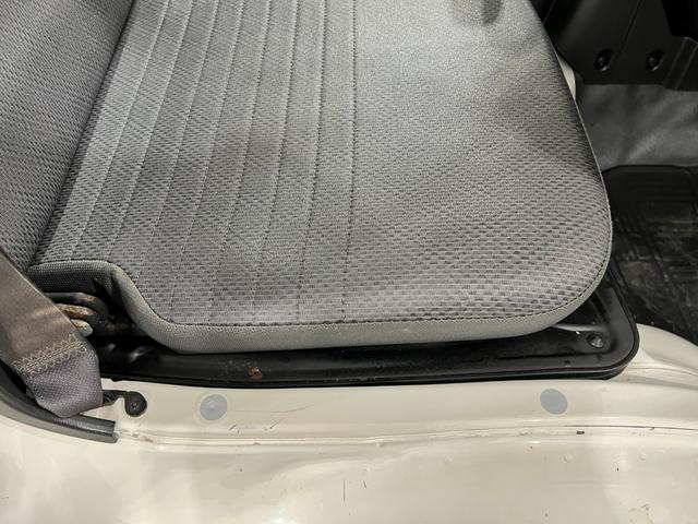 ハイゼットトラックスタンダード　４ＷＤ／ＭＴ車／走行４０９７１キロ／ラジオ１年保証距離無制限　走行距離４０９７１キロ　４ＷＤ　マニュアル車　ＦＭＡＭラジオ　純正フロアマット　マニュアルエアコン　取扱説明書（埼玉県）の中古車