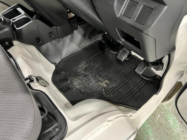 ハイゼットトラックスタンダード　４ＷＤ／ＭＴ車／走行４０９７１キロ／ラジオ１年保証距離無制限　走行距離４０９７１キロ　４ＷＤ　マニュアル車　ＦＭＡＭラジオ　純正フロアマット　マニュアルエアコン　取扱説明書（埼玉県）の中古車
