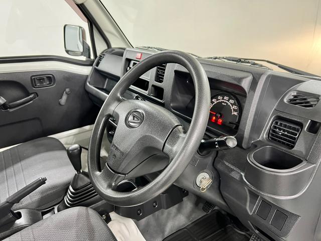 ハイゼットトラックスタンダード　４ＷＤ／ＭＴ車／走行４０９７１キロ／ラジオ１年保証距離無制限　走行距離４０９７１キロ　４ＷＤ　マニュアル車　ＦＭＡＭラジオ　純正フロアマット　マニュアルエアコン　取扱説明書（埼玉県）の中古車