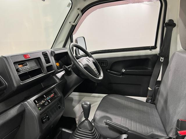 ハイゼットトラックスタンダード　４ＷＤ／ＭＴ車／走行４０９７１キロ／ラジオ１年保証距離無制限　走行距離４０９７１キロ　４ＷＤ　マニュアル車　ＦＭＡＭラジオ　純正フロアマット　マニュアルエアコン　取扱説明書（埼玉県）の中古車