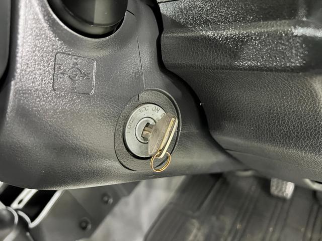 ハイゼットトラックスタンダード　４ＷＤ／ＭＴ車／走行４０９７１キロ／ラジオ１年保証距離無制限　走行距離４０９７１キロ　４ＷＤ　マニュアル車　ＦＭＡＭラジオ　純正フロアマット　マニュアルエアコン　取扱説明書（埼玉県）の中古車