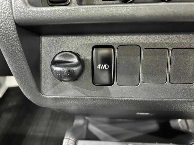 ハイゼットトラックスタンダード　４ＷＤ／ＭＴ車／走行４０９７１キロ／ラジオ１年保証距離無制限　走行距離４０９７１キロ　４ＷＤ　マニュアル車　ＦＭＡＭラジオ　純正フロアマット　マニュアルエアコン　取扱説明書（埼玉県）の中古車