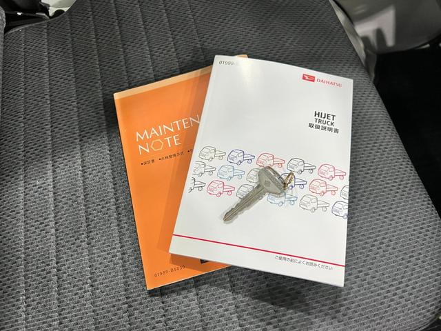 ハイゼットトラックスタンダード　４ＷＤ／ＭＴ車／走行４０９７１キロ／ラジオ１年保証距離無制限　走行距離４０９７１キロ　４ＷＤ　マニュアル車　ＦＭＡＭラジオ　純正フロアマット　マニュアルエアコン　取扱説明書（埼玉県）の中古車