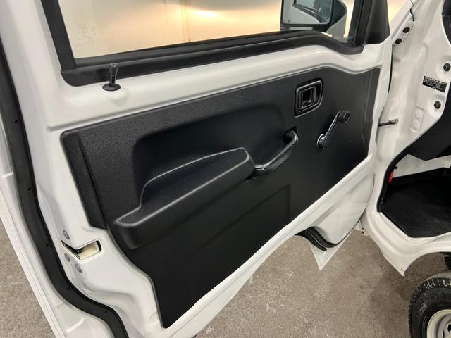 ハイゼットトラックスタンダード　走行１６８６７キロ／４ＷＤ／ＭＴ／スマアシ無一年保証・走行距離無制限走行１６８６７キロ　助手席エアバック　純正カーペットマット　クリアランスソナー　オートライト　アイドリングストップ（埼玉県）の中古車