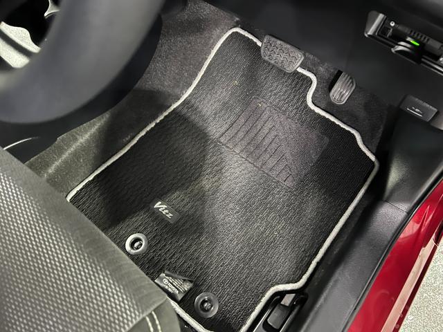 ヴィッツハイブリッドF セーフティーエディションIII ナビBカメラ1年保証距離無制限 走行距離46348キロ 車検整備付 ワンセグナビ バックカメラ 純正マット 助手席エアバッグ オートライト LEDヘッドランプ 電動格納式ドアミラー キーフリー(埼玉県)の中古車