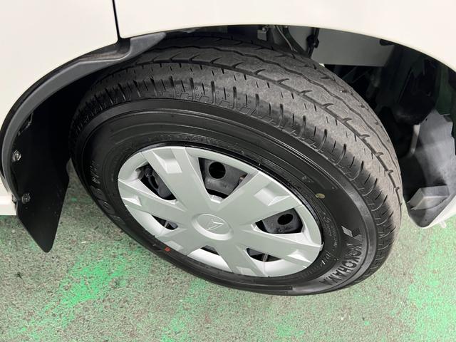 ハイゼットカーゴクルーズ　走行１５８６４キロ／クリアランスソナー／４ＷＤ一年保証・走行距離無制限　走行１５８６４キロ　助手席エアバック　オートライト　ＬＥＤヘッドライト　クリアランスソナー　アイドリングストップ（埼玉県）の中古車