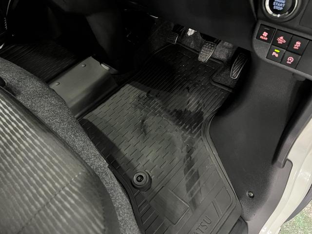 ハイゼットカーゴクルーズ　走行１５８６４キロ／クリアランスソナー／４ＷＤ一年保証・走行距離無制限　走行１５８６４キロ　助手席エアバック　オートライト　ＬＥＤヘッドライト　クリアランスソナー　アイドリングストップ（埼玉県）の中古車