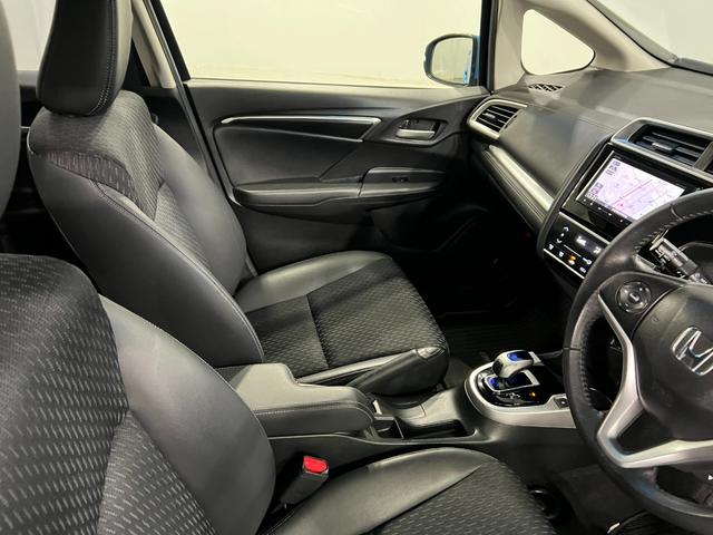 フィットハイブリッドＬパッケージ　走行４２９３０キロ／ワンセグナビ／バックカメラ１年保証距離無制限　走行距離４２９３０キロ　ワンセグナビ　バックカメラ　純正マット　サイドエアバッグ　オートライト　ＬＥＤヘッドランプ　電動格納式ドアミラー（埼玉県）の中古車