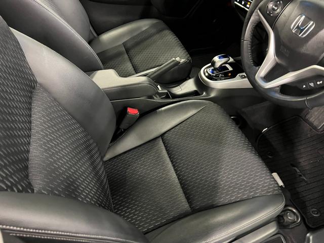フィットハイブリッドＬパッケージ　走行４２９３０キロ／ワンセグナビ／バックカメラ１年保証距離無制限　走行距離４２９３０キロ　ワンセグナビ　バックカメラ　純正マット　サイドエアバッグ　オートライト　ＬＥＤヘッドランプ　電動格納式ドアミラー（埼玉県）の中古車