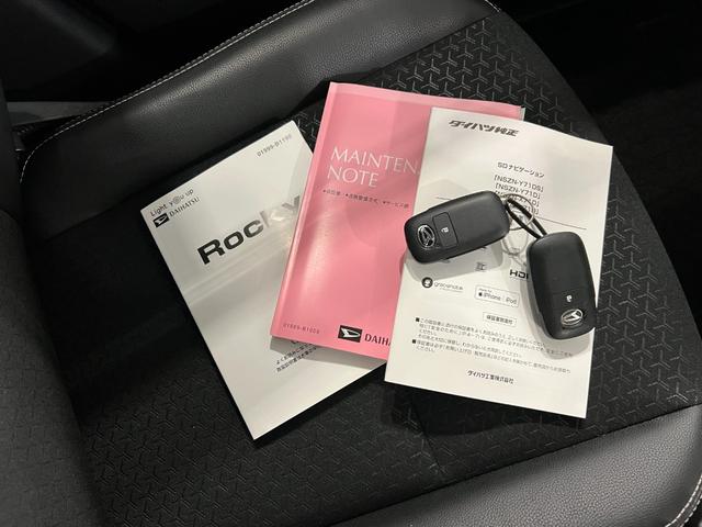 ロッキープレミアム　走行８２７３８キロ／車検整備付／ナビ／ドラレコ１年保証・走行距離無制限　ブルートゥース　バックカメラ　ＥＴＣ　サイドエアバック　クリアランスソナー　オートマチックハイビーム　オートライト　ＬＥＤヘッドライト　シートヒーター（埼玉県）の中古車