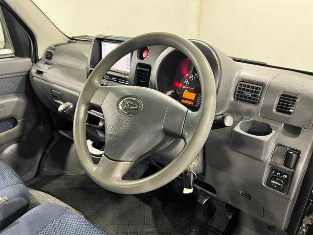 ハイゼットカーゴクルーズターボ 4WD/MT車/走行47232キロ/ナビ1年保証距離無制限 走行距離47232キロ 4WD MT車 ワンセグナビ バックカメラ 助手席エアバッグ 純正フロアマット マニュアルエアコン(埼玉県)の中古車
