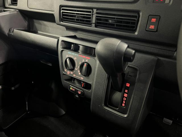 ハイゼットカーゴクルーズ 4WD/走行30251キロ/オートライト/マット1年保証距離無制限 走行距離30251キロ フロアマット 助手席エアバッグ クリアランスソナー オートライト アイドリングストップ 電動格納式ドアミラー(埼玉県)の中古車