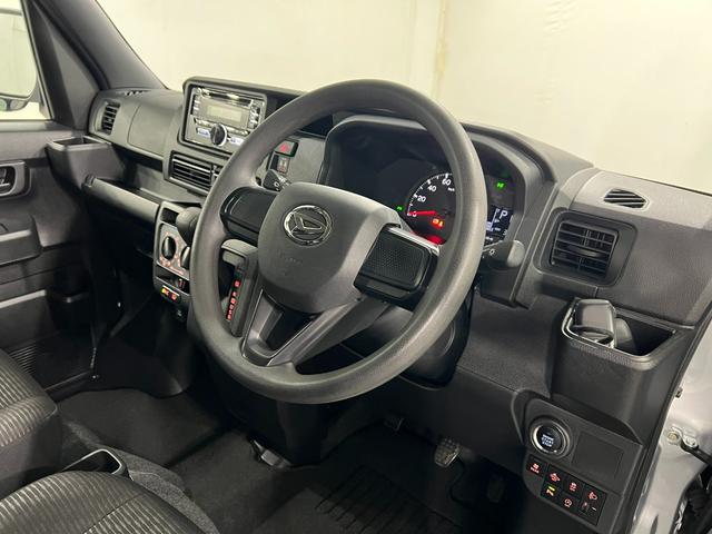 ハイゼットカーゴクルーズ 4WD/走行30251キロ/オートライト/マット1年保証距離無制限 走行距離30251キロ フロアマット 助手席エアバッグ クリアランスソナー オートライト アイドリングストップ 電動格納式ドアミラー(埼玉県)の中古車
