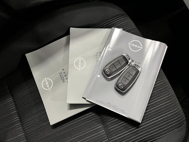 ノートX 走行5662キロ/ナビ/全周囲カメラ1年保証・走行距離無制限 Bluetooth サイドエアバック オートライト LEDヘッドライト 助手席エアバック 純正カーペットマット(埼玉県)の中古車
