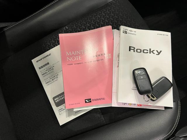 ロッキープレミアム　走行８４９１９キロ／９型フルセグナビ／ドラレコ１年保証距離無制限　走行距離８４９１９キロ　純正フルセグナビ　バックカメラ　ドラレコ　純正マット　サイドエアバッグ　ＬＥＤヘッドランプ　アイドリングストップ　シートヒーター　オート格納式ドアミラー（埼玉県）の中古車