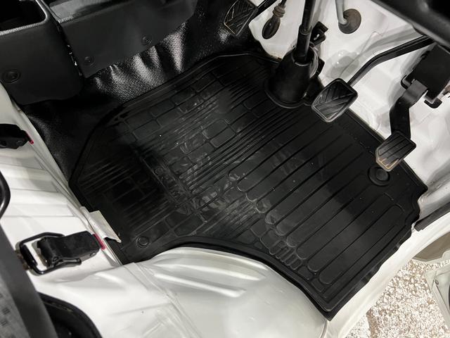 スクラムトラックKCエアコン・パワステ 走行41304キロ/5速MT/2WD一年保証・走行距離無制限 走行41304キロ 助手席エアバック 純正マット AMFMラジオ 5速MT 2WD 板キー エアコンパワステ(埼玉県)の中古車
