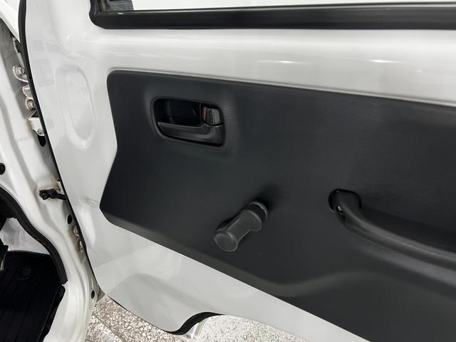スクラムトラックKCエアコン・パワステ 走行41304キロ/5速MT/2WD一年保証・走行距離無制限 走行41304キロ 助手席エアバック 純正マット AMFMラジオ 5速MT 2WD 板キー エアコンパワステ(埼玉県)の中古車