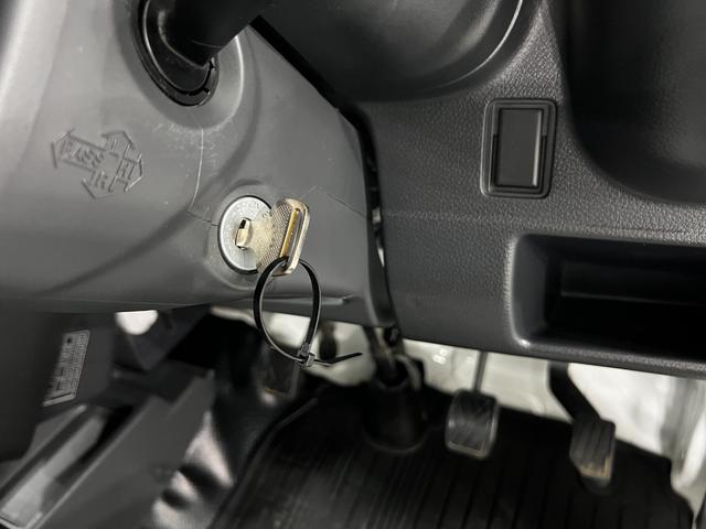 スクラムトラックKCエアコン・パワステ 走行41304キロ/5速MT/2WD一年保証・走行距離無制限 走行41304キロ 助手席エアバック 純正マット AMFMラジオ 5速MT 2WD 板キー エアコンパワステ(埼玉県)の中古車