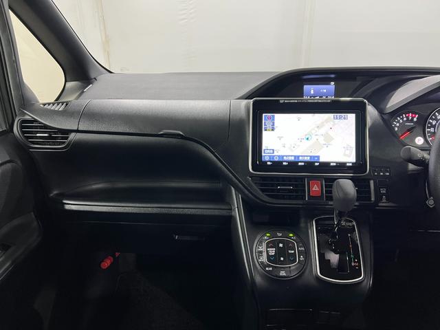 ヴォクシーＸ　４ＷＤ／走行２９７６０キロ／ナビ／ドラレコ／後席モニター１年保証距離無制限　走行距離２９７６０キロ　フルセグナビ　バックカメラ　ブルートゥース　ドラレコ　後席モニター　ＬＥＤヘッドランプ　アイドリングストップ　両側電動スライドドア（埼玉県）の中古車