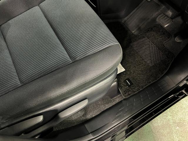 ヴォクシーＸ　４ＷＤ／走行２９７６０キロ／ナビ／ドラレコ／後席モニター１年保証距離無制限　走行距離２９７６０キロ　フルセグナビ　バックカメラ　ブルートゥース　ドラレコ　後席モニター　ＬＥＤヘッドランプ　アイドリングストップ　両側電動スライドドア（埼玉県）の中古車
