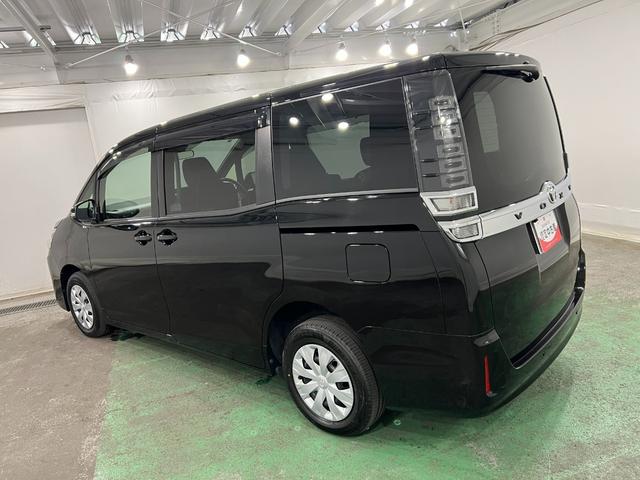 ヴォクシーＸ　４ＷＤ／走行２９７６０キロ／ナビ／ドラレコ／後席モニター１年保証距離無制限　走行距離２９７６０キロ　フルセグナビ　バックカメラ　ブルートゥース　ドラレコ　後席モニター　ＬＥＤヘッドランプ　アイドリングストップ　両側電動スライドドア（埼玉県）の中古車