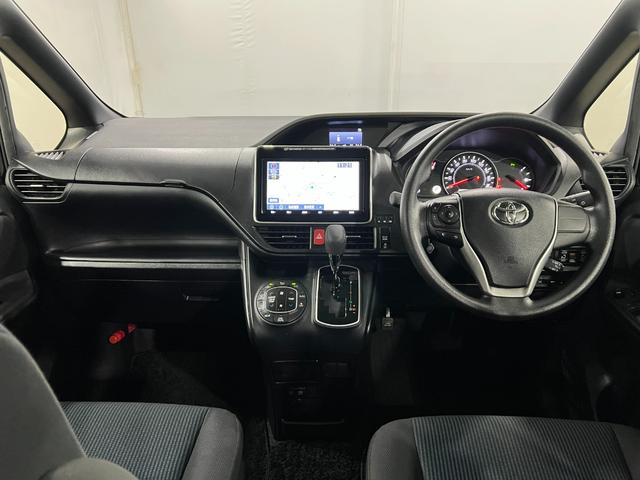 ヴォクシーＸ　４ＷＤ／走行２９７６０キロ／ナビ／ドラレコ／後席モニター１年保証距離無制限　走行距離２９７６０キロ　フルセグナビ　バックカメラ　ブルートゥース　ドラレコ　後席モニター　ＬＥＤヘッドランプ　アイドリングストップ　両側電動スライドドア（埼玉県）の中古車