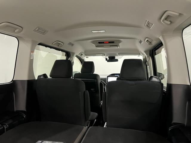 ヴォクシーＸ　４ＷＤ／走行２９７６０キロ／ナビ／ドラレコ／後席モニター１年保証距離無制限　走行距離２９７６０キロ　フルセグナビ　バックカメラ　ブルートゥース　ドラレコ　後席モニター　ＬＥＤヘッドランプ　アイドリングストップ　両側電動スライドドア（埼玉県）の中古車