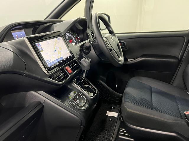 ヴォクシーＸ　４ＷＤ／走行２９７６０キロ／ナビ／ドラレコ／後席モニター１年保証距離無制限　走行距離２９７６０キロ　フルセグナビ　バックカメラ　ブルートゥース　ドラレコ　後席モニター　ＬＥＤヘッドランプ　アイドリングストップ　両側電動スライドドア（埼玉県）の中古車