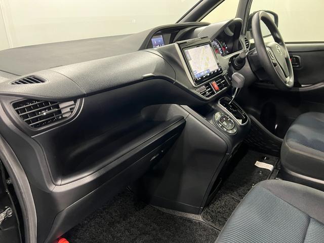 ヴォクシーＸ　４ＷＤ／走行２９７６０キロ／ナビ／ドラレコ／後席モニター１年保証距離無制限　走行距離２９７６０キロ　フルセグナビ　バックカメラ　ブルートゥース　ドラレコ　後席モニター　ＬＥＤヘッドランプ　アイドリングストップ　両側電動スライドドア（埼玉県）の中古車