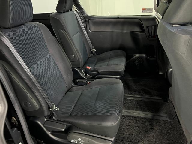 ヴォクシーＸ　４ＷＤ／走行２９７６０キロ／ナビ／ドラレコ／後席モニター１年保証距離無制限　走行距離２９７６０キロ　フルセグナビ　バックカメラ　ブルートゥース　ドラレコ　後席モニター　ＬＥＤヘッドランプ　アイドリングストップ　両側電動スライドドア（埼玉県）の中古車