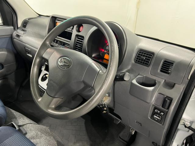 ハイゼットカーゴクルーズ 走行86036キロ/車検整備付/タイヤ4本交換一年保証・走行距離無制限 車検整備付 タイヤ4本交換 純正カーペットマット 助手席エアバック エアコンパワステ オートマ(埼玉県)の中古車