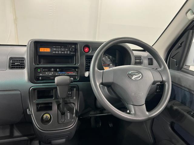 ハイゼットカーゴクルーズ　走行６４８４３キロ／４ＷＤ／ＥＴＣ／キーレス一年保証・走行距離無制限　４ＷＤ　ＣＤチューナー　キーレス　ＥＴＣ　助手席エアバック　純正カーペットマット　オートマ　エアコン（埼玉県）の中古車