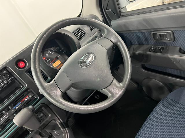 ハイゼットカーゴクルーズ　走行６４８４３キロ／４ＷＤ／ＥＴＣ／キーレス一年保証・走行距離無制限　４ＷＤ　ＣＤチューナー　キーレス　ＥＴＣ　助手席エアバック　純正カーペットマット　オートマ　エアコン（埼玉県）の中古車