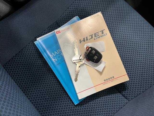 ハイゼットカーゴクルーズ　走行６４８４３キロ／４ＷＤ／ＥＴＣ／キーレス一年保証・走行距離無制限　４ＷＤ　ＣＤチューナー　キーレス　ＥＴＣ　助手席エアバック　純正カーペットマット　オートマ　エアコン（埼玉県）の中古車