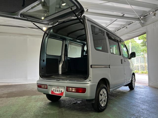 ハイゼットカーゴクルーズ　走行６４８４３キロ／４ＷＤ／ＥＴＣ／キーレス一年保証・走行距離無制限　４ＷＤ　ＣＤチューナー　キーレス　ＥＴＣ　助手席エアバック　純正カーペットマット　オートマ　エアコン（埼玉県）の中古車