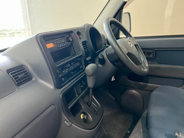 ハイゼットカーゴクルーズ　走行６４８４３キロ／４ＷＤ／ＥＴＣ／キーレス一年保証・走行距離無制限　４ＷＤ　ＣＤチューナー　キーレス　ＥＴＣ　助手席エアバック　純正カーペットマット　オートマ　エアコン（埼玉県）の中古車