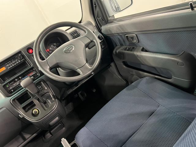 ハイゼットカーゴクルーズ　走行６４８４３キロ／４ＷＤ／ＥＴＣ／キーレス一年保証・走行距離無制限　４ＷＤ　ＣＤチューナー　キーレス　ＥＴＣ　助手席エアバック　純正カーペットマット　オートマ　エアコン（埼玉県）の中古車