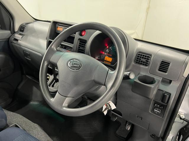 ハイゼットカーゴクルーズ　走行６４８４３キロ／４ＷＤ／ＥＴＣ／キーレス一年保証・走行距離無制限　４ＷＤ　ＣＤチューナー　キーレス　ＥＴＣ　助手席エアバック　純正カーペットマット　オートマ　エアコン（埼玉県）の中古車