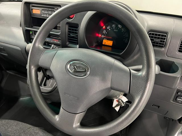 ハイゼットカーゴクルーズ　走行６４８４３キロ／４ＷＤ／ＥＴＣ／キーレス一年保証・走行距離無制限　４ＷＤ　ＣＤチューナー　キーレス　ＥＴＣ　助手席エアバック　純正カーペットマット　オートマ　エアコン（埼玉県）の中古車