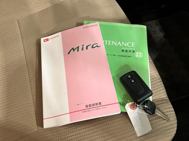 ミラXリミテッド 走行16004キロ/ナビ/スマートキー禁煙車 点検記録簿あり 一年保証・走行距離無制限 フルセグナビ Bluetooth DVD スマートキー オートエアコン 運転席助手席エアバック 純正カーペットマット(埼玉県)の中古車
