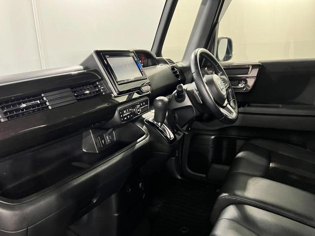 N−BOXカスタムG・Lターボホンダセンシング 雹害/走行27988キロ/ナビ1年保証距離無制限 走行距離27988キロ フルセグナビ バックカメラ ブルートゥース 純正マット サイドエアバッグ オートライト 両側電動スライドドア 電動格納式ドアミラー(埼玉県)の中古車