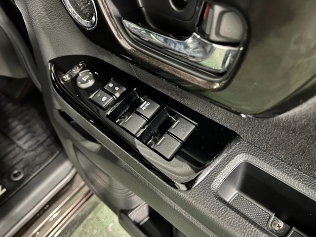 N−BOXカスタムG・Lターボホンダセンシング 雹害/走行27988キロ/ナビ1年保証距離無制限 走行距離27988キロ フルセグナビ バックカメラ ブルートゥース 純正マット サイドエアバッグ オートライト 両側電動スライドドア 電動格納式ドアミラー(埼玉県)の中古車