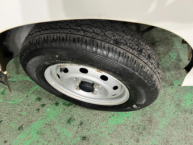 サンバートラックＴＢ　走行１３９３５キロ／オートマ／４ＷＤ禁煙車　点検記録簿あり　ワンオーナー　一年保証・走行距離無制限　走行１３９３５キロ　オートマ　４ＷＤ　ＡＭＦＭラジオ　純正マット　取扱説明書（埼玉県）の中古車
